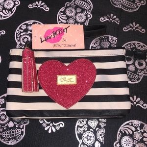 Strip Black&White Betsey Johnson wristlet